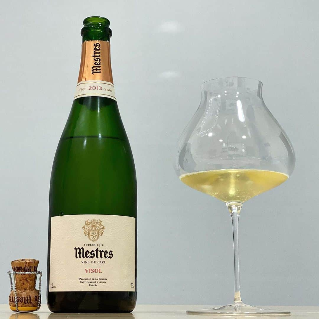 エンリケ・ソラ・クレメンテさんのインスタグラム写真 - (エンリケ・ソラ・クレメンテInstagram)「Mestres Visol 2013, el primer Cava Brut Nature de la historia (1945, Josep Mestres Manobens). Amplio y limpio. Ensamblaje de Macabeo (35%), Xarel·lo (40%) y Parellada (25%) fermentado y criado durante 6 meses en barrica y posterior crianza en botella de más de 60 meses con tapón de corcho natural.  La familia MESTRES, documentada en Sant Sadurní d’Anoia antes del 1312 como propietaria de viñedos y también como comerciantes de cereales y vinos, se ha mantenido vinculada al mundo vinícola durante 29 generaciones. La Navidad de 1928 salió al mercado la primera botella de Cava MESTRES, que Josep Mestres Manobens elaboró con uvas de la añada de 1925. Uno de sus principales signos de identidad son sus larguísimas crianzas y utilizan dos tapones de corcho natural para elaborar cada botella.  Apuestan por la trilogía de variedades blancas autóctonas del Penedés: Xarel·lo, Macabeo y Parellada. Mestres, viticultores de la paciencia y del tiempo. Una bodega con siete siglos de historia. Botella Nº 06229/26398. Degüelle: Julio de 2020. Degustado en CYNA Burgundy nº 2 “Collection PALACE”. Salud gente! Y que sigáis disfrutando del vino! • • • • • #vino #vin #vinho #вино #ワイン #紅酒 #wein #champagne #winelover #wineinfluencer #winetime #winecellar #wineporn #instawine #winetasting #sommelier #champagnelover #somm #mestres #cavamestres #mestresvisol #docava #maisoncyna #cyna #collectionpalace #penedes」2月2日 3時39分 - kike_sola