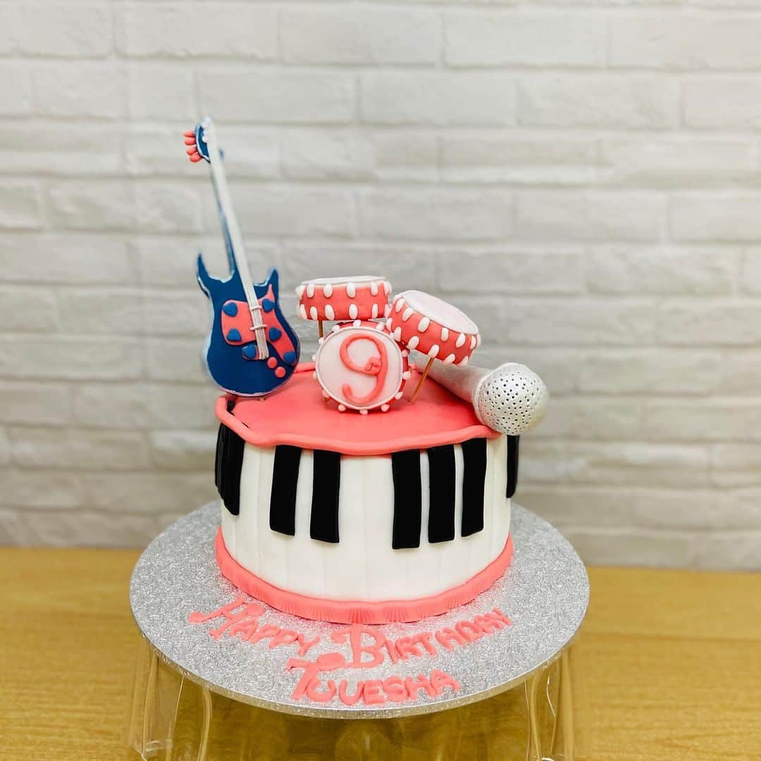 SUPER CAKESさんのインスタグラム写真 - (SUPER CAKESInstagram)「A music lover needs a special musical cake 🎶 🎼 #musicthemecake #vanillacake #music #cake #cakelover #cakedesign #fondantcake #drumandbassmusic #guiter #pianocake #girlbirthdaycake #buttercreamfrosting #cakephotography #qatarbaker #cakesofinstagram #homebaker #cakelove #vanillacream」2月2日 3時48分 - super.cakes