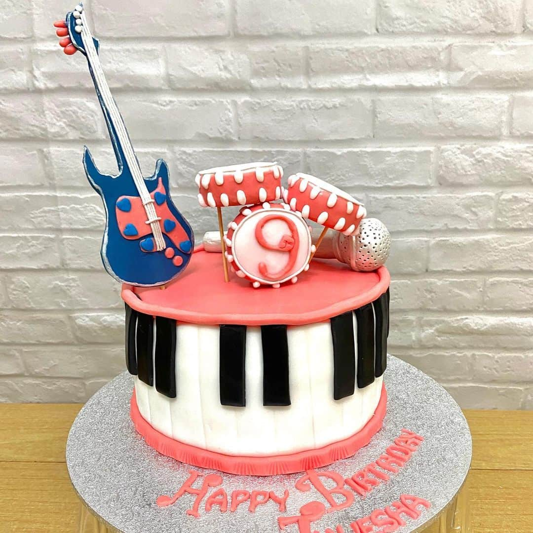 SUPER CAKESさんのインスタグラム写真 - (SUPER CAKESInstagram)「A music lover needs a special musical cake 🎶 🎼 #musicthemecake #vanillacake #music #cake #cakelover #cakedesign #fondantcake #drumandbassmusic #guiter #pianocake #girlbirthdaycake #buttercreamfrosting #cakephotography #qatarbaker #cakesofinstagram #homebaker #cakelove #vanillacream」2月2日 3時48分 - super.cakes