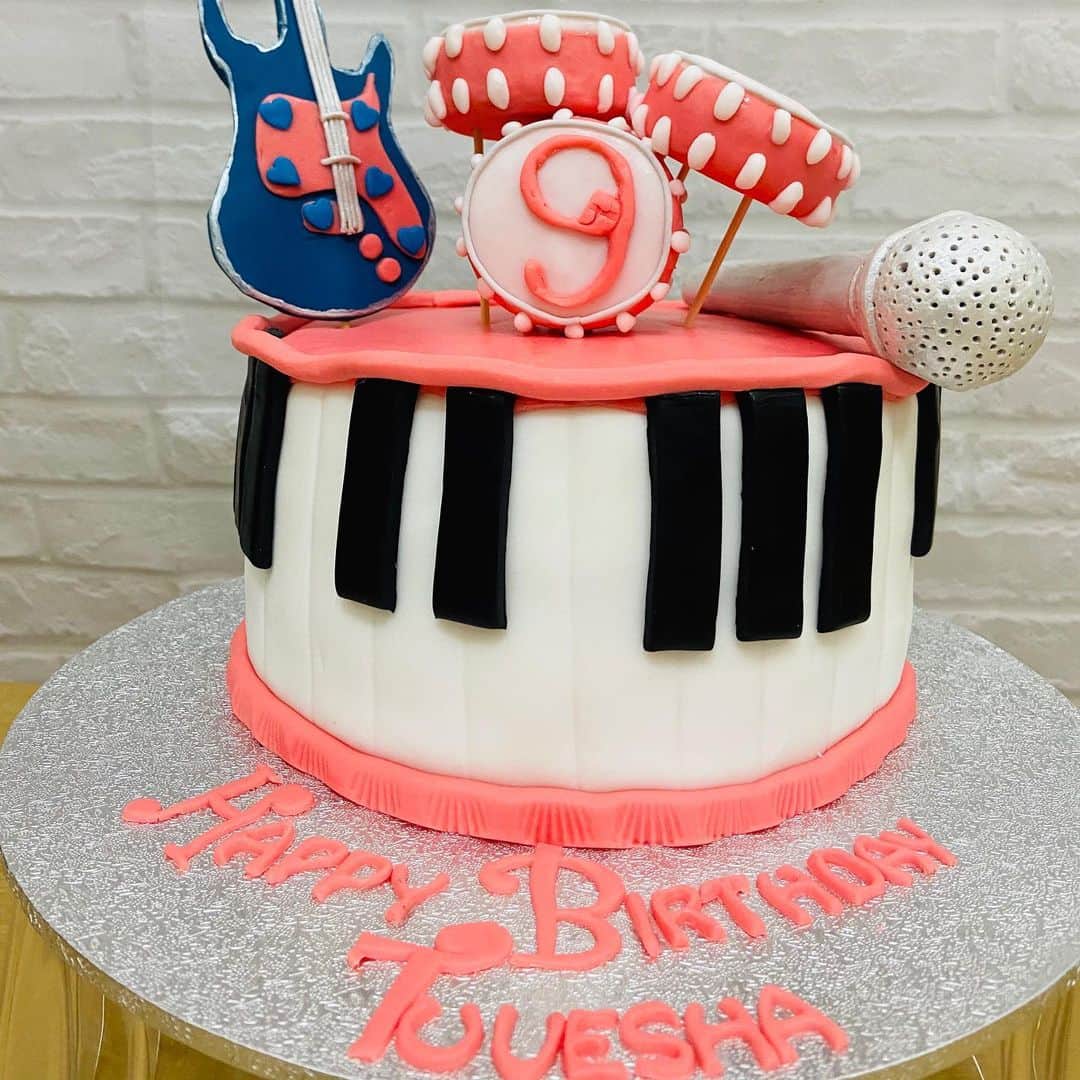 SUPER CAKESさんのインスタグラム写真 - (SUPER CAKESInstagram)「A music lover needs a special musical cake 🎶 🎼 #musicthemecake #vanillacake #music #cake #cakelover #cakedesign #fondantcake #drumandbassmusic #guiter #pianocake #girlbirthdaycake #buttercreamfrosting #cakephotography #qatarbaker #cakesofinstagram #homebaker #cakelove #vanillacream」2月2日 3時48分 - super.cakes