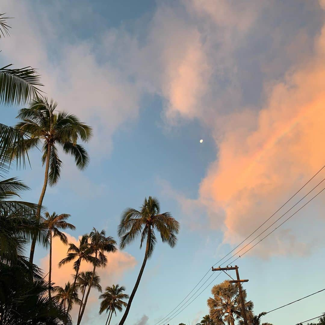 飯島寛子さんのインスタグラム写真 - (飯島寛子Instagram)「Sky therapy  今朝は寝不足のつけがまわって 久しぶりに起きるのが しんどかった。 だけどFellowship run& Sky therapyで エンジンかかりました。 #Skytherapy #朝活 #カハラビーチ　#ハワイ暮らし #ハワイライフ」2月2日 3時49分 - hirokoiijima