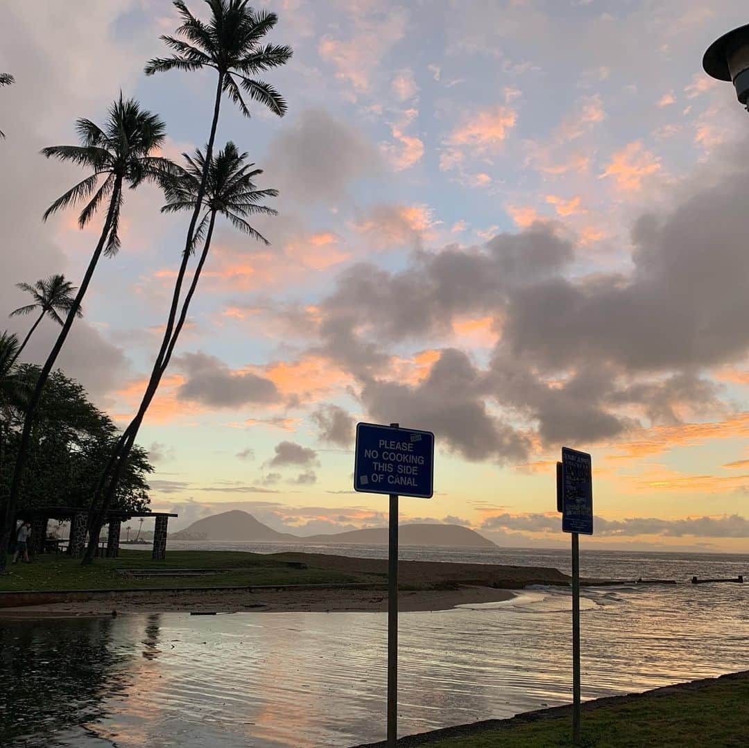 飯島寛子さんのインスタグラム写真 - (飯島寛子Instagram)「Sky therapy  今朝は寝不足のつけがまわって 久しぶりに起きるのが しんどかった。 だけどFellowship run& Sky therapyで エンジンかかりました。 #Skytherapy #朝活 #カハラビーチ　#ハワイ暮らし #ハワイライフ」2月2日 3時49分 - hirokoiijima
