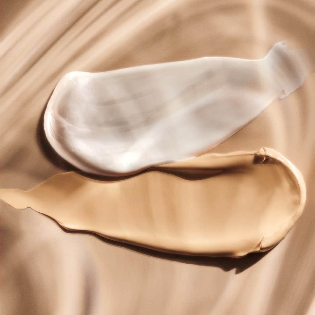 ドゥラメールのインスタグラム：「For a sheer glisten-and-glow look perfect for even the coldest of days, swirl together The Radiant SkinTint Broad Spectrum SPF 30 and The Hydrating Illuminator, then smooth all over. Our subtle shimmer makes all the difference. #SkincolordelaMer」