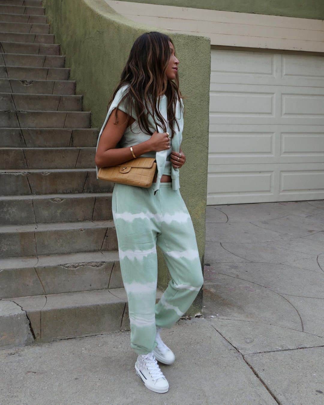 ジュリー・サリニャーナさんのインスタグラム写真 - (ジュリー・サリニャーナInstagram)「Eat your greens, drink plenty of water and wear your lounge wear as your ootd. 🥦🥬🥒🥑 @wearwsly set @bandier」2月2日 3時58分 - sincerelyjules