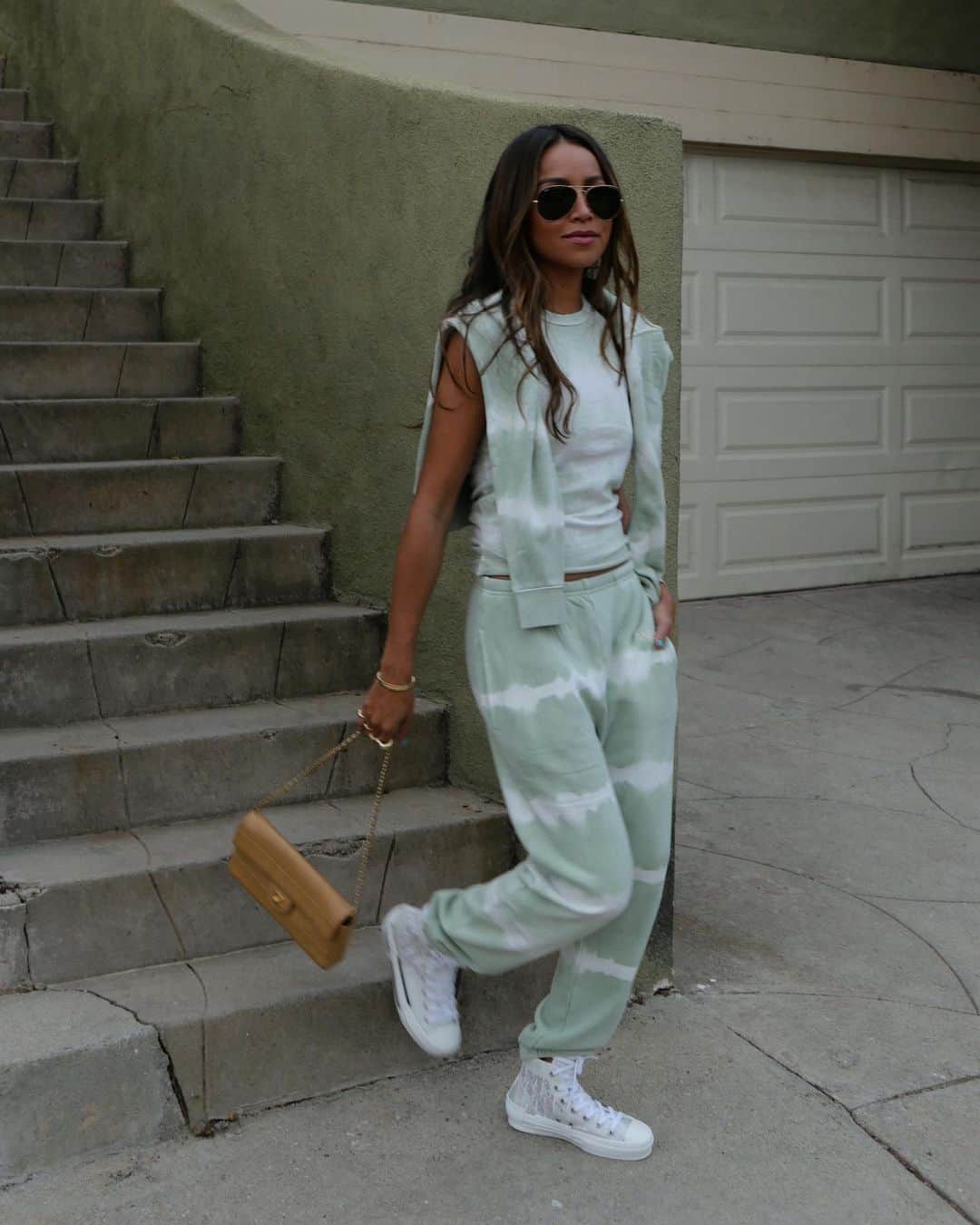ジュリー・サリニャーナのインスタグラム：「Eat your greens, drink plenty of water and wear your lounge wear as your ootd. 🥦🥬🥒🥑 @wearwsly set @bandier」