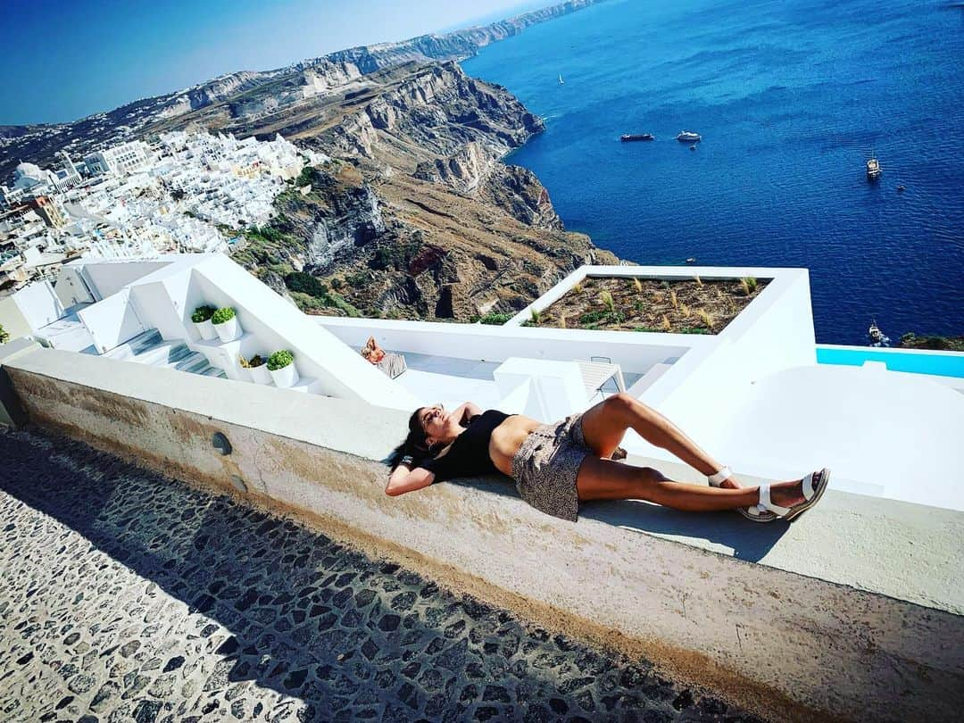 マリー・アヴゲロプロスのインスタグラム：「That time the do not disturb card hung off my heels .   #greece #greekgirls #opa #throwback」