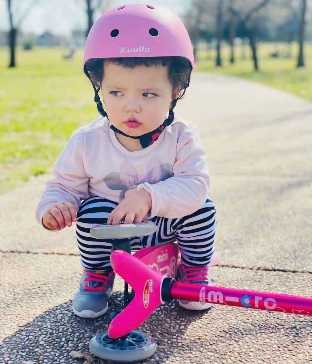 タミン・サーソクさんのインスタグラム写真 - (タミン・サーソクInstagram)「Eyeing the other kids at the park who want to “borrow” your scooter and your mom told you to share. 🤣  Guys?! My baby is riding a scooter?! @microkickboard When did this happen?!?!   Please comment below on new actives you and your family are learning during quarantine! I’m thinking of picking up roller skating 😂   Also do you wanna know a secret?! I’ve never learned to ride a bike?? 🤭 Anyone else?!」2月2日 3時55分 - tamminsursok