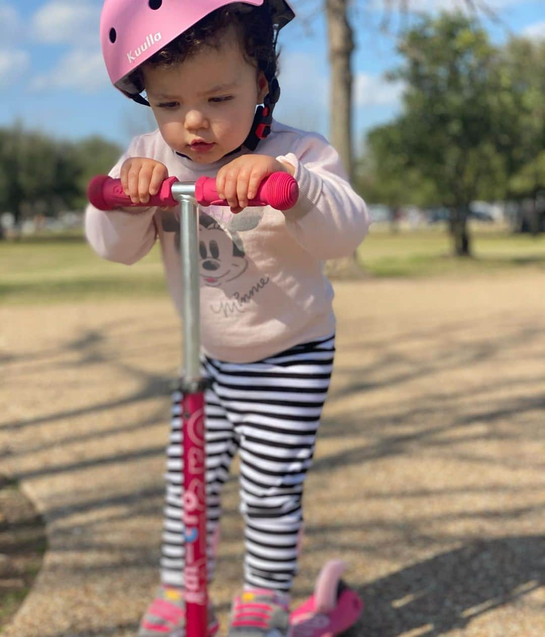 タミン・サーソクさんのインスタグラム写真 - (タミン・サーソクInstagram)「Eyeing the other kids at the park who want to “borrow” your scooter and your mom told you to share. 🤣  Guys?! My baby is riding a scooter?! @microkickboard When did this happen?!?!   Please comment below on new actives you and your family are learning during quarantine! I’m thinking of picking up roller skating 😂   Also do you wanna know a secret?! I’ve never learned to ride a bike?? 🤭 Anyone else?!」2月2日 3時55分 - tamminsursok