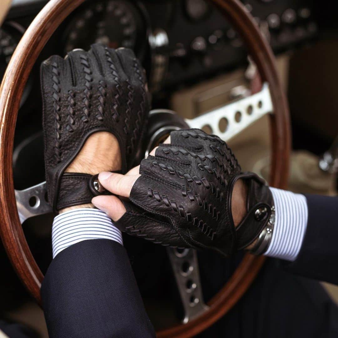 マッツォレーニのインスタグラム：「KENNY – #FINGERLESS #DIVINGGLOVES #WOVEN #BLACK  Driving gloves in #deerskin with lambskin weave, entirely #handmade for an #exclusive and refined style. #vintagecar #vintagecars」