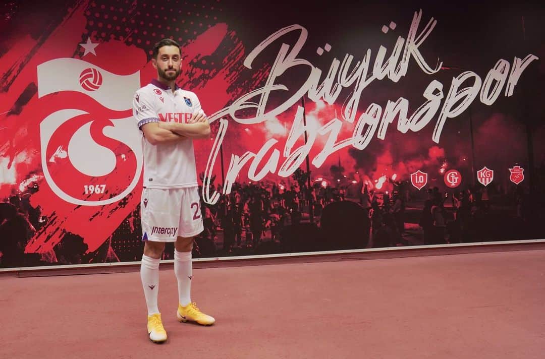 ユーニス・マーリのインスタグラム：「İlk gün, ilk heyecan. Trabzonspor formasını gururla taşıyacağım. Bordo - Mavi renklerle nice başarılara...@trabzonspor #bismillah」