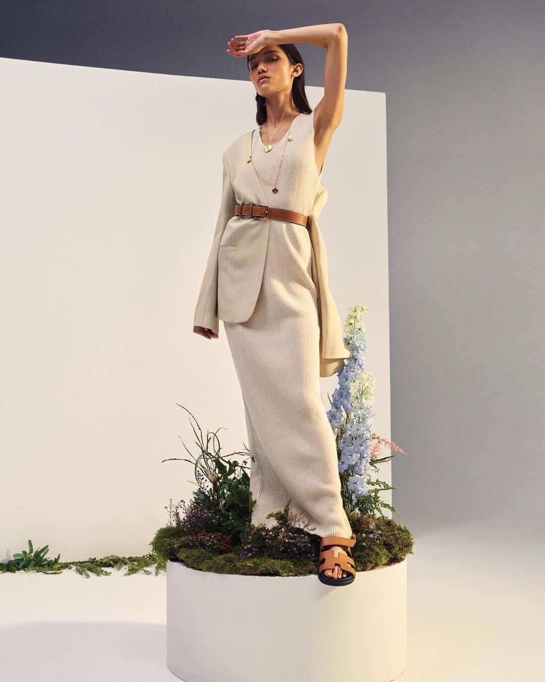 Harrodsのインスタグラム：「New neutrals come on a need-to-know basis for SS21.  Shop the shoot via our link in bio »  Our stores are closed but you can still discover the #WorldOfHarrods through Personal Shopping and online at harrods.com.」