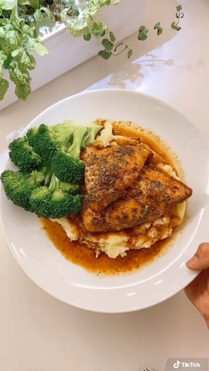 Bianca Cheah Chalmersのインスタグラム：「Honey Baked Asian Style Chicken Recipe  I shared this on my TikTok account yesterday and had so many requests for the recipe (but TikTok doesn’t let you add long form captions), so adding it on my IG for those requesting the recipe.   Honey Baked Asian Style Chicken - Chicken breasts, then cut slits into the breasts - Olive oil - 1 tbsp garlic (finely diced, rubbed onto chicken and then pushed into the slits of chicken) - 1 tbsp ginger (finely diced, rubbed and pushed into the slits of the chicken) - 1 tsp coriander/ cilantro (chopped and fresh is so much nicer) - 1 tsp salt - 1 tsp black pepper - Honey as desired  - organic low sodium Tamari soy sauce, pour over chicken and just make sure the chicken is just barely sitting in the sauce as this creates a delicious sauce to spoon onto baked chicken later - broccolini/ broccoli or Asian greens will do.   Mashed potatoes  - golden potatoes  - milk - butter - Parmesan cheese - salt and pepper  Preheat oven to 425. Add olive oil, then chicken into baking dish. Slit the chicken. Rub the garlic and ginger over the chicken and then push some into the slits. Pour the Tamari over the chicken, then sprinkle the coriander/ cilantro, salt and pepper, honey over the chicken and sauce in dish. Then spoon the soy sauce over the chicken again so every part of chicken as had Tamari over it. Then place in oven for 30 minutes or until chicken is cooked through (every oven is different so make sure u keep checking the chicken). While baking cook the mashed potatoes. I add butter, milk and Parmesan to my mashed potato for a more delicious creamy taste and texture.   Optional, sometimes I add red chilli and portobello mushrooms for a more hearty meal. Up to you.   Good luck 😉   Music by Justin Timberlake via Tik Tok  #honeybakedasianstylechicken #chickenrecipes #chickenrecipe」