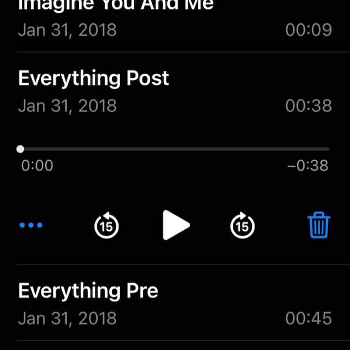 メイヤー・ホーソーンのインスタグラム：「Well this is extremely embarrassing 😂 a peek behind the curtain of my writing process. Best enjoyed with the sound off. 🙉 “Rare Changes” LP is out now. You’re welcome. ❤️」