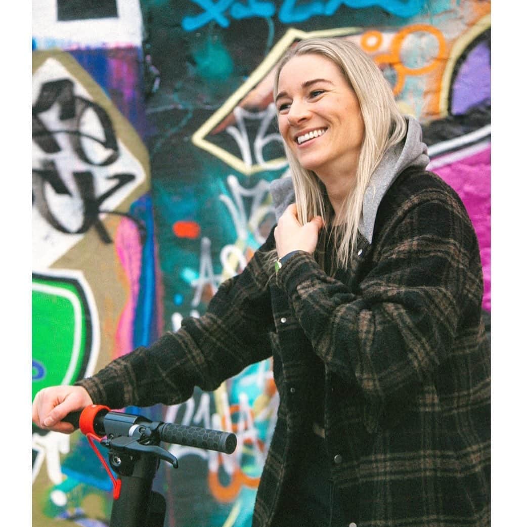 ジェンマ・ボナーのインスタグラム：「Don’t forget to smile today 🤗」