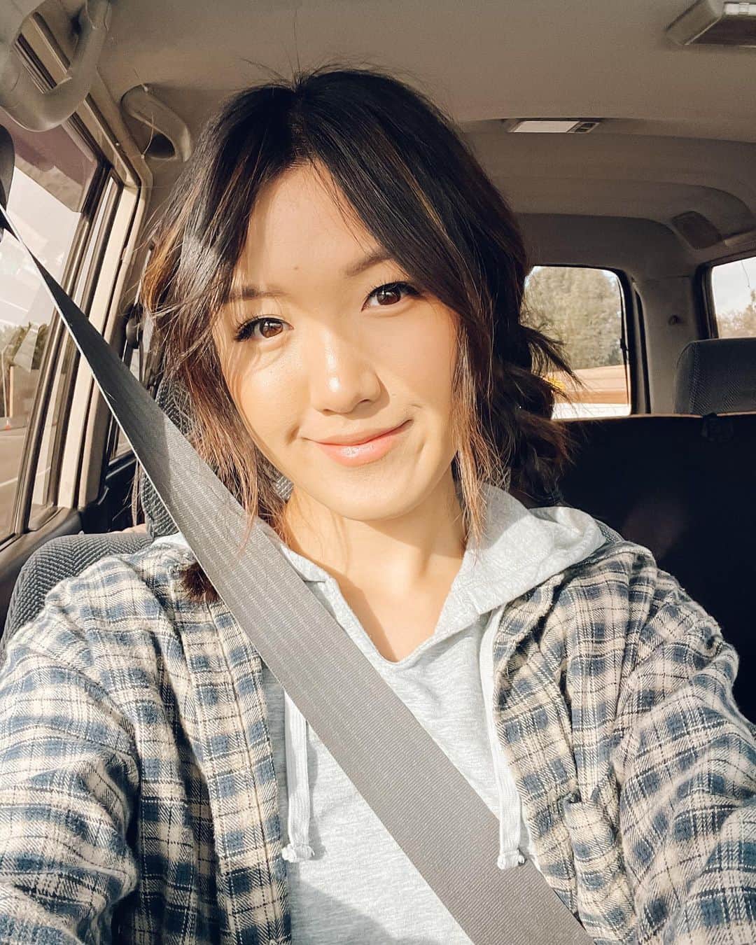 W E Y L I Eのインスタグラム：「Hope you all had a great weekend! It’s been 2 weeks since I first tried micro needling and here’s my update! Swipe for an unfiltered photo of how my skin is looking after 2 weeks. (First photo is just color corrected, no face tuning!)  I added to my Skin highlights my whole experience in case you missed it! I first decided to try microneedling after hearing about how it helps improve the skin by creating small wounds on your face so that your body will create more collagen and elastin = more glowy skin. I’ve struggled with acne since I was a teenager and while that has improved a lot over the years, I have enlarged pores and scars.   My overall experience was NOT painful at all and if you know me, you know I’m TERRIFIED of needles. They put numbing cream on your face, so that helps a lot! It felt sorta like a gentle vibration on the skin. My skin was pink and peeling for the first 2 days- felt just like a sun burn. The peeling lasted about a week! Initially I did not notice a huge difference, as this is something that can take up to four to six weeks since it takes time for your body to create new & healthy collagen. I noticed this weekend that my makeup applied more smoothly and the pores around my cheeks look smaller. The scars on my chin from hormonal acne looks slightly lighter and I noticed I used less concealer in that area. Overall, I’m happy with my results after just one session! I was told most people see the best results after 2-3 sessions, so I can’t wait for that! I did not expect this to be a magical treatment as skin care takes time and also depends on diet & lifestyle. I used to get facials twice a month when I was battling with lots of acne and that took months before things started clearing up. Thank you @facileskin for the amazing experience! I felt super comfortable throughout the whole process and they have given me such great skin care advice that has changed my skin in the last few months. I highly recommend seeing @bell.yoo for your skin care needs 🌸」