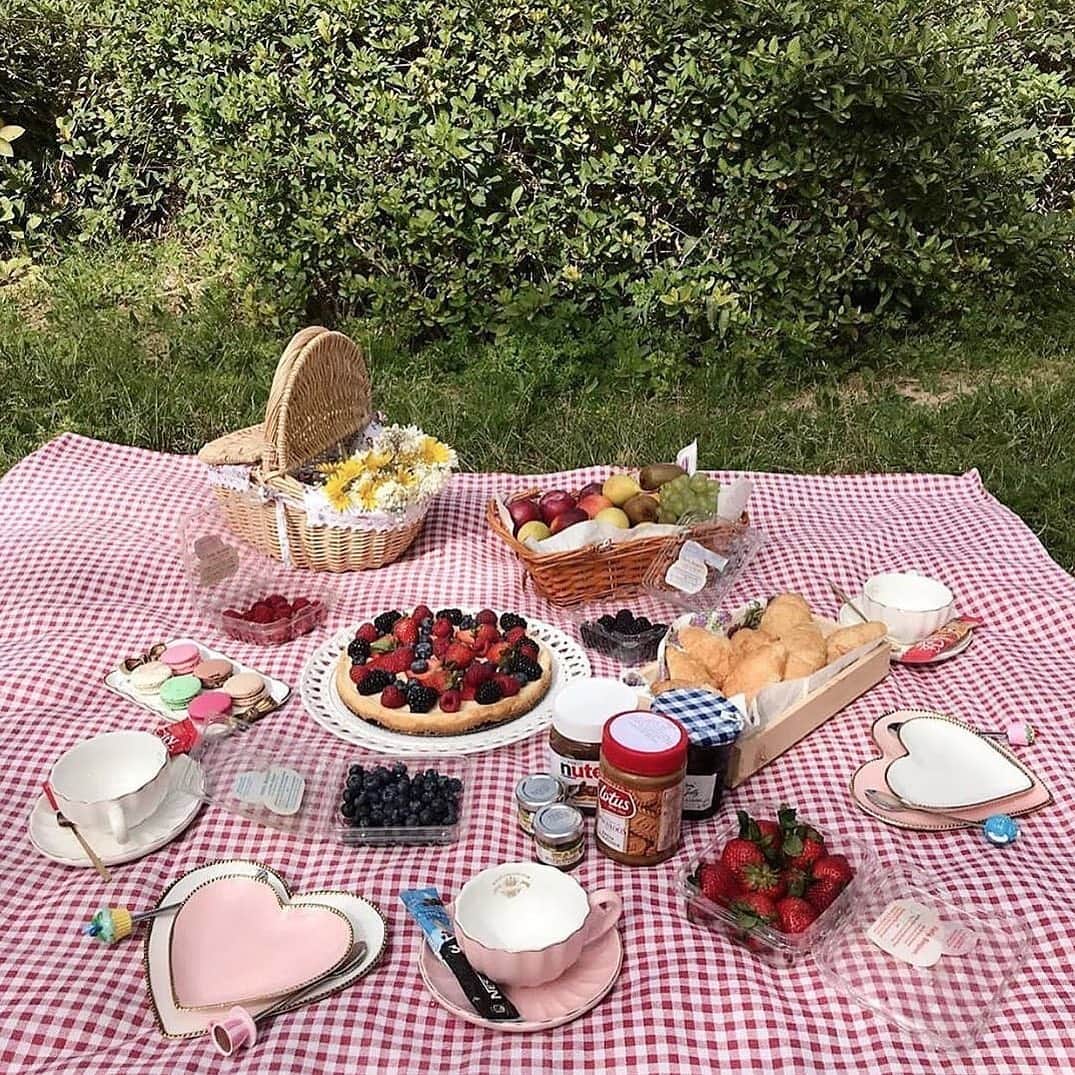 SHEINのインスタグラム：「Picnic goals! 💐  Tag who you want to have a picnic with ✨  @merymode」