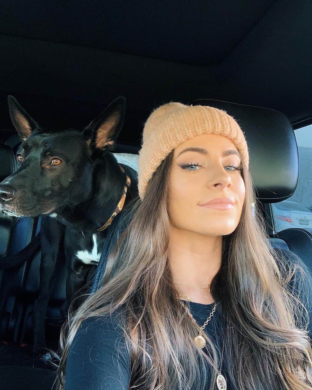 Paige Reillyさんのインスタグラム写真 - (Paige ReillyInstagram)「Another day, another selfie with @dailydoseofjuicey in the background 😂🖤⁣ Love my lil sidekick ⁣ It’s a new month & a new week!!! I can’t believe it’s already February, but excited to see what this month brings 🙏🏻 ⁣ ⁣ Today is also the last day to shop the @balanceathletica Atmos pre-sale (ordering window closes at 11:59 pm MT tonight)🌪✨❄️ Atmos is my favorite collection thus far, clearly since it’s the only thing I’ve worn for the past month lol. I know pre-sales take a while, but if you’re wanting the affirmation pant, short, cloud pant or dancer wrap top - now is the chance !!! I promise it’s worth the wait 🙌🏻 The link to shop & also support me is in my bio 🖤⁣ ⁣ This outfit is the Lena bodysuit in XS & the dust devil affirmation pant in XS」2月2日 4時32分 - paigereilly