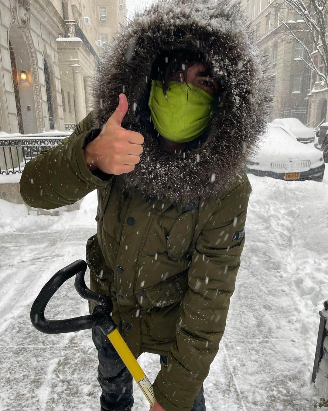 ケリー・リッパさんのインスタグラム写真 - (ケリー・リッパInstagram)「Michael just shows up and does it. With a smile and a thumbs up. (Now where are his gloves? Yes, it’s fake fur) #snow #snowday」2月2日 4時32分 - kellyripa