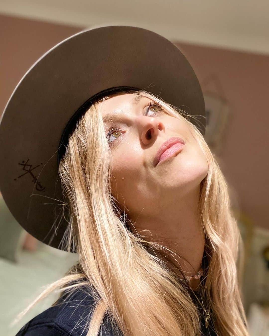 ファーン・コットンのインスタグラム：「Covering my now three inch roots with a hat my mate Pau made by hand. I’m wearing pj’s and a hat. #Lockdownlook  @elzorrohats 👒」