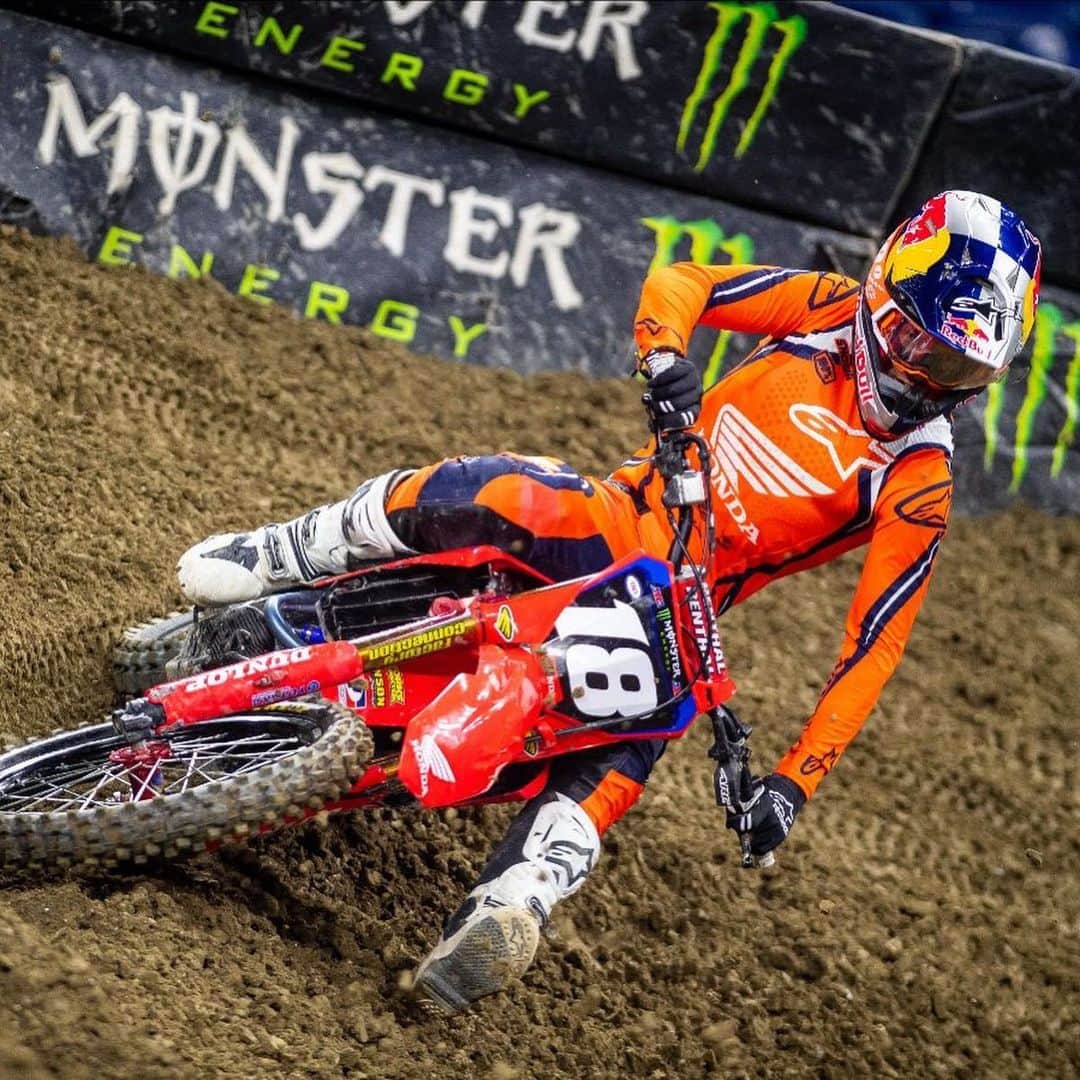 Honda Powersports USさんのインスタグラム写真 - (Honda Powersports USInstagram)「Red Rider Race Report  Ken Roczen @kenroczen94 put together an impressive performance at round four of the AMA Supercross series, scoring his first main-event victory of 2021, in Indianapolis. The Team Honda HRC rider’s win keeps him at the top of the title chase, with a six-point lead.     Jett Lawrence @jettson18 showed good speed in the 250SX East class, posting the best qualifying time and finishing second in his heat race. The Australian mounted an amazing come-from-behind ride in the main event to challenge for second, but had contact with another rider on the last lap and dropped to fourth.  #ridered」2月2日 4時25分 - honda_powersports_us