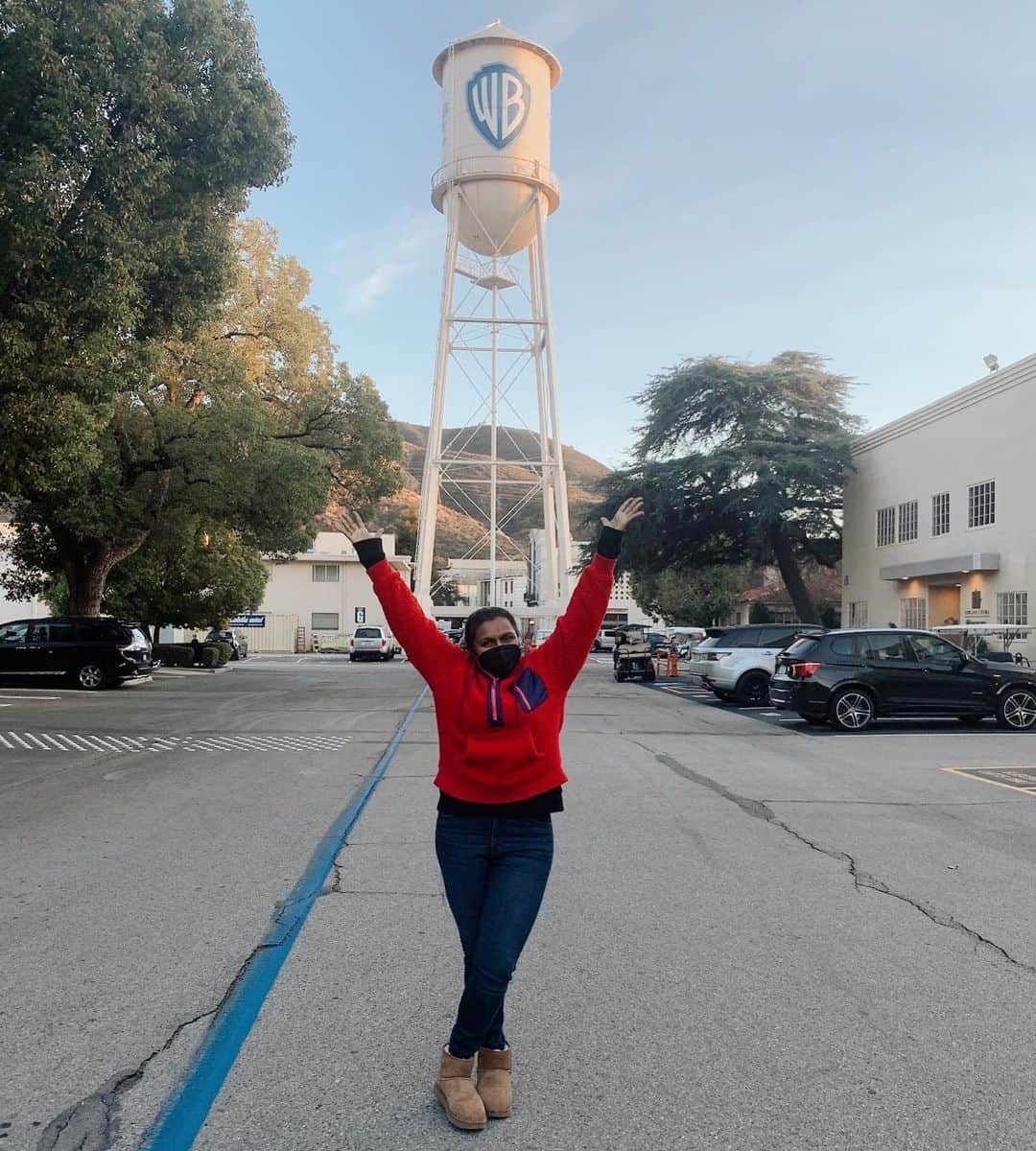 ミンディ・カリングのインスタグラム：「After months in quar, plotting and planning this show, we actually get to shoot it. We almost got shut down like five times because of Covid, but here we are on the amazing @warnerbrosentertainment lot. They shot part of Dunkirk on our stage, which is fitting since people are always comparing me to Christopher Nolan. #thesexlivesofcollegegirls」