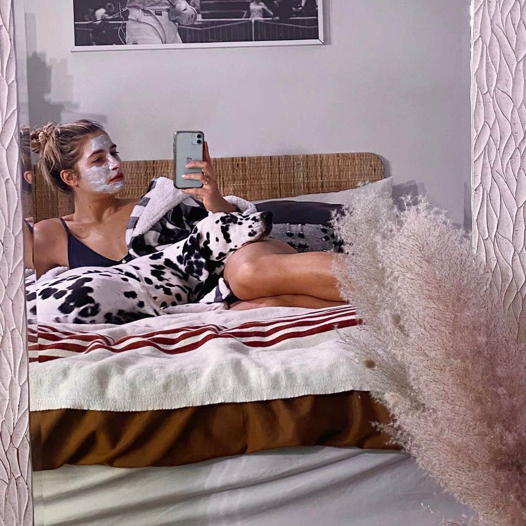 Monica Aksamitのインスタグラム：「Snow day vibes ❄️ #snow #loungewear #facemask #skincare #dalmatian」