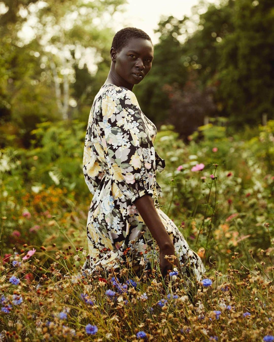 バイティモのインスタグラム：「Spring Summer 2021 is here 🌻 We are delighted to bring you a hint of summer with our collection “Memory Lane”, giving tribute to nostalgic Norwegian summers! All the flower prints in the collection are inspired by Nordic blossoms with inspiration from Tine’s vintage archive. Sustainability is as always of the highest importance, and all the fabrics used in the collection are made sustainably. The collection is produced at factories that take care of their workers, social compliance and a strict code of conduct ensures just that🙏 Find the first drop of our new collection online at byTiMo.com ✨#bytimo #youarebeautiful」