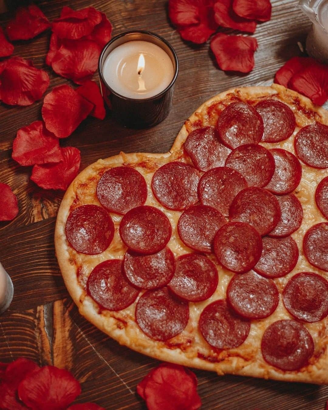 Pica LuLūのインスタグラム：「Šis ir mīlas mēnesis un tu jau zini, ka mīlestība iet caur vēderu. 😍 Pasūti sirsniņpicuku un liec kādam pasmaidīt. 🍕」