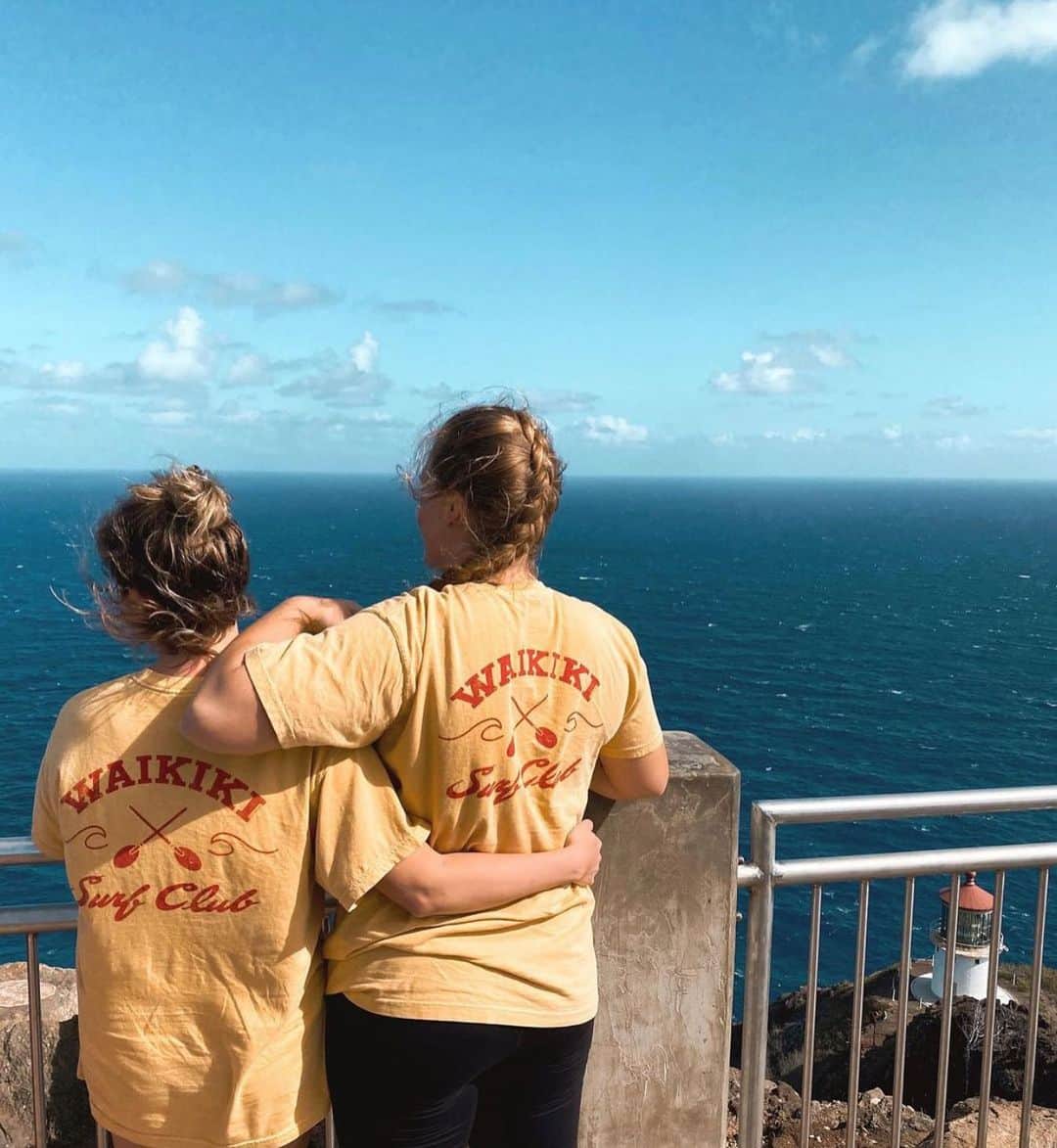 マリブシャツのインスタグラム：「🌊@jennikaann and Darcy wearing our WAIKIKI SURF CLUB 1948 T-SHIRT 🏄‍♀️」