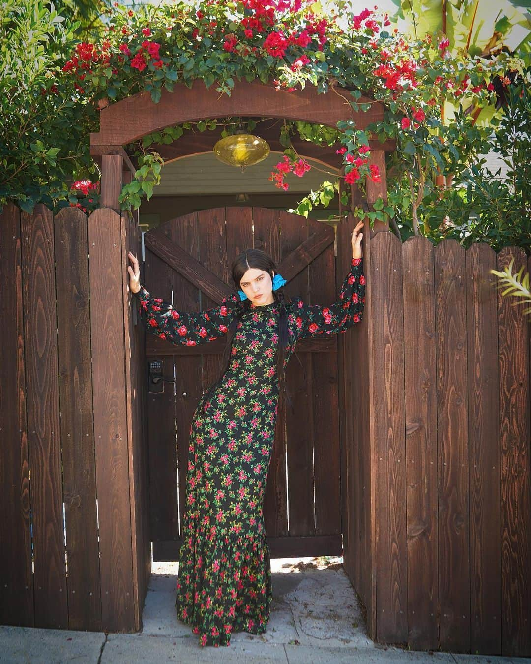 Just Jaredさんのインスタグラム写真 - (Just JaredInstagram)「@sokothecat brings her fashion A-game to the #SundanceFilmFestival, which normally takes place in Park City, Utah.  The French singer/actress pulled out seven different bold looks to promote her movies @maydaythefilm and @the.blazingworld!  @sundanceorg  #Sundance  #SokoTheCat Photos: JES/Backgrid」2月2日 4時45分 - justjared