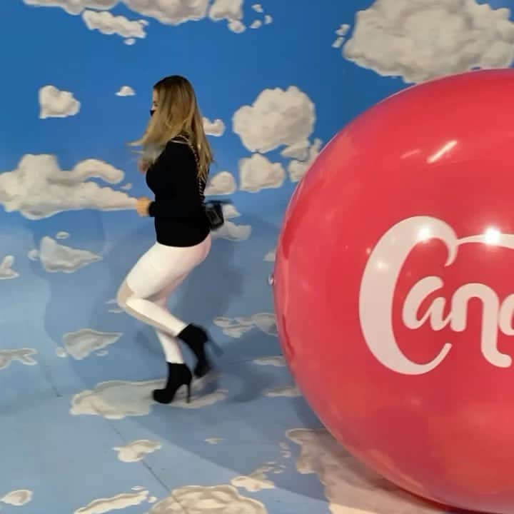 ティーガン・プレスリーのインスタグラム：「Running away from your bullshit like... toddle loo bitch💋」