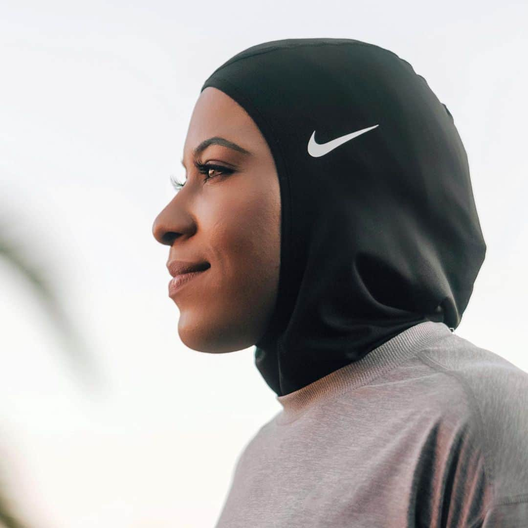 イブテハージ・ムハンマドさんのインスタグラム写真 - (イブテハージ・ムハンマドInstagram)「This #WorldHijabDay I want to recognize all hijab-wearing athletes who are breaking barriers and reaching their full potential through sport. Together, we can help level the playing field for all girls. Check out the #MadetoPlay Hijab Playbook developed by @Nike in partnership with @HijabiBallers and loukilihouda. Girls who move, move the world 🌎🧕🏾🤺🏀⚽️🎾🏋🏽‍♀️」2月2日 4時58分 - ibtihajmuhammad