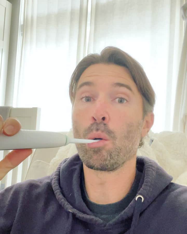 ブランドン・ジェンナーのインスタグラム：「Valentines day contest starts today! Click the link in my bio, save my new song to Spotify or Apple music. Or subscribe to my YT channel. Then enter your email and you will be entered to win a private zoom hang out/serenade from me! Winners are chosen on Feb. 8. 🤗 I will be done brushing my teeth by then 😃 thank you!」