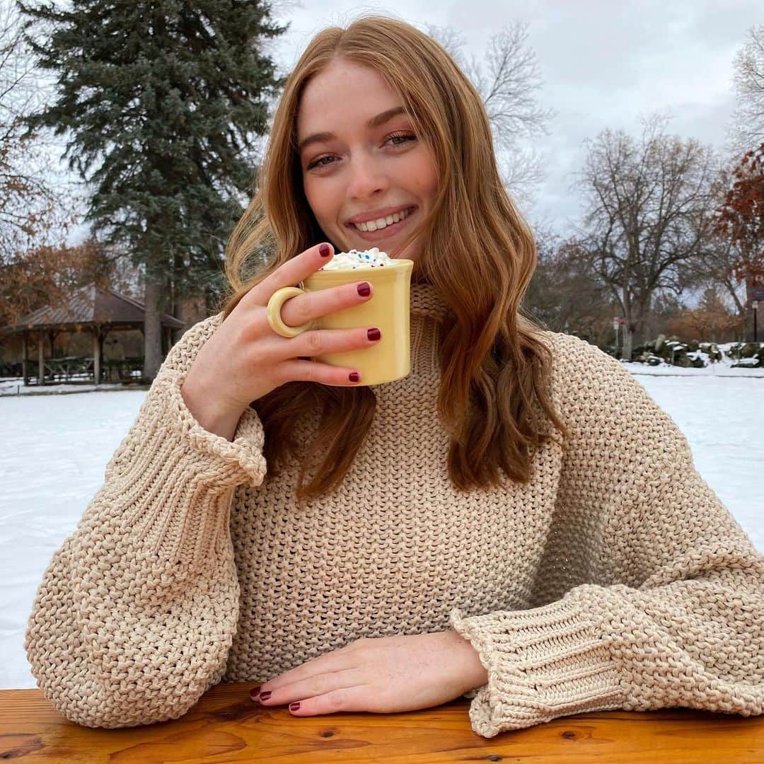 Larsen Thompsonのインスタグラム：「A big dream of mine is to see fellow red heads like myself be comfortable in their skin and see it as something unique and beautiful no matter what others say. @opi #ImNotReallyAWaitress gives me the confidence and empowers me to live out my dreams big or small♥️ available @sallybeauty  #40YearsOfColor #ColorIsTheAnswer #sponsored」