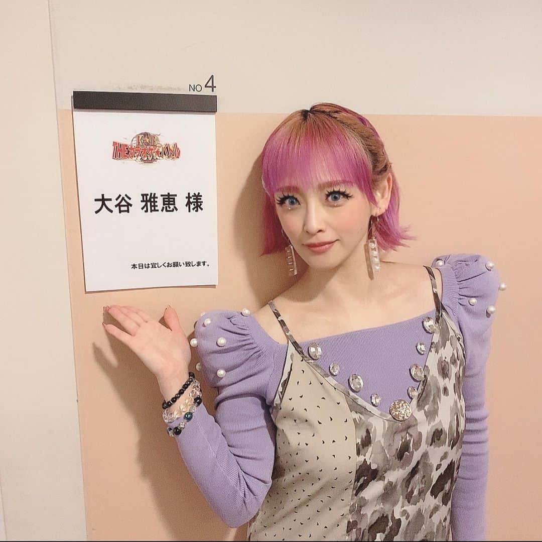大谷雅恵のインスタグラム：「この日の衣装は全部自分でセレクトしてビジューをプラスしました☻(肩も大きくしましたw)  ピアスは手作りです❤︎  足は靴を履いたまま歌いたくなかったので裸足かなぁ？と悩みつつ冷え性なのでこちらも作りました♡(冷え対策大事)  フットネイルとハンドはこんな感じでした💅  足の写真は全く盛り方がわからないですw  メイクもいつも通り自分で💋 ヘアだけテレビ東京さんのメイクさんにキレイにして頂きました💜  ほぼほぼ自分の好きなスタイルで本番を迎えましたが。。。体型が。。。  紹介映像の時の私と本番の私の差はファスティングです🍵  顔から痩せるので少し落ちたかなと思いましたが全身は難しかったー💦  あとはトランポリン(家用の1人トランポリンがあります)でなんとかなれー！と思いましたが筋肉は数日ではうんともすんともw  日々の努力の積み重ねが大事なんだと実感しました。  痩せたいなぁ。  #カラオケバトル  #歌で人生を変えたい #nails  #gelnails  #ジェルネイル #ジェルスカルプ  #レジンピアス #ユザワヤ #selfnail  #selfmade  #셀카  #네일스타그램  #bobhaircut  #pinkhair  #longnails #38歳  #38yearsold #38살  #大谷雅恵」