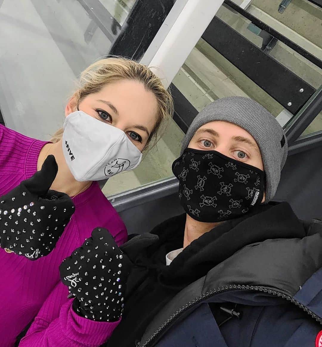 アレクサ・シメカのインスタグラム：「I start every Monday morning off with  @mick_brezina. He’s always challenging me with new exercises from @team__raf! It’s the right way to kick my butt into gear for the training week. 👍🏻 @plusfiveapparel」