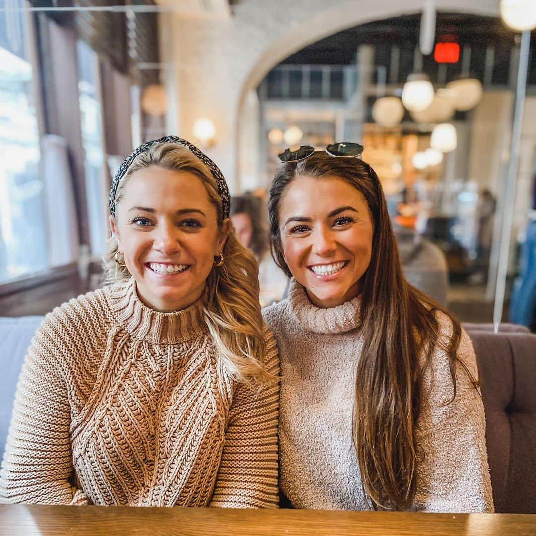 キャシディ・クックのインスタグラム：「Weekend Update: received 204892 comments about how @marissa_cicione and i look like sisters and got way too excited about seeing snow」