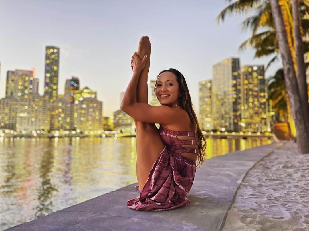 キノ・マクレガ―のインスタグラム：「This is Miami 💕 Did you know that I am a native? Born and raised. Love to travel and visit other places but this is home to me.  _ Practice with me online @omstarsofficial  Wednesday 1 pm Yoga Drills  Sunday 1 pm Meditation  _ Ashtanga Beginners Series  One more Sunday’s 10 am @triyogauk  You can still join. This week the focus is on the Marichasana poses🔥 _ Small in-person Mysore classes with me @miamilifecenter in March. First week sold out. Second week just added, March 22-26. Registration is open. Sign up soon. Just a few spots left. _ #yoga #core #yogi #miamiyoga #kinoyoga #omstars #yogapractice #bestrong #ashtanga #miami  🙏💕」