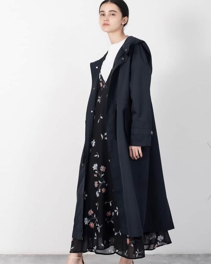 ALLUMERのインスタグラム：「Allumer Spring Summer 2021 ・ ・ "Oversized Light Mods Coat" no.8174401 ・ ・ "Flowerprint Camisole Dress" no.8270406 ・ ・ ・ ・  #allumer #wearstand #2021 #spring #ss #look」