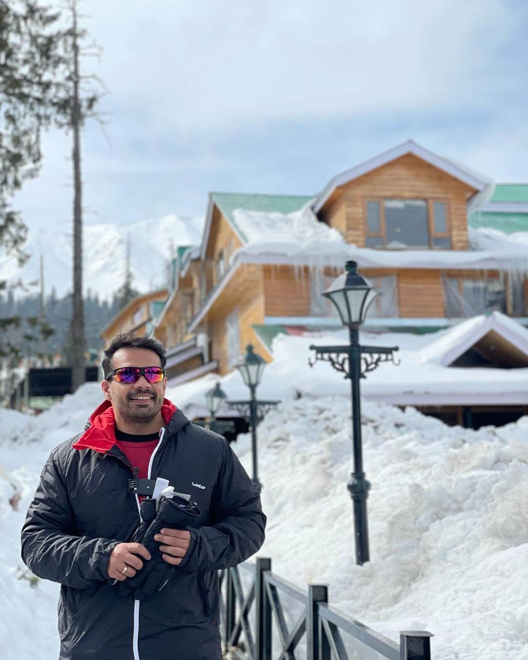 Gaurav Tanejaのインスタグラム：「Let’s start our BBT (Bohot Badhiya Trip) . #flyingbeast #gulmarg」