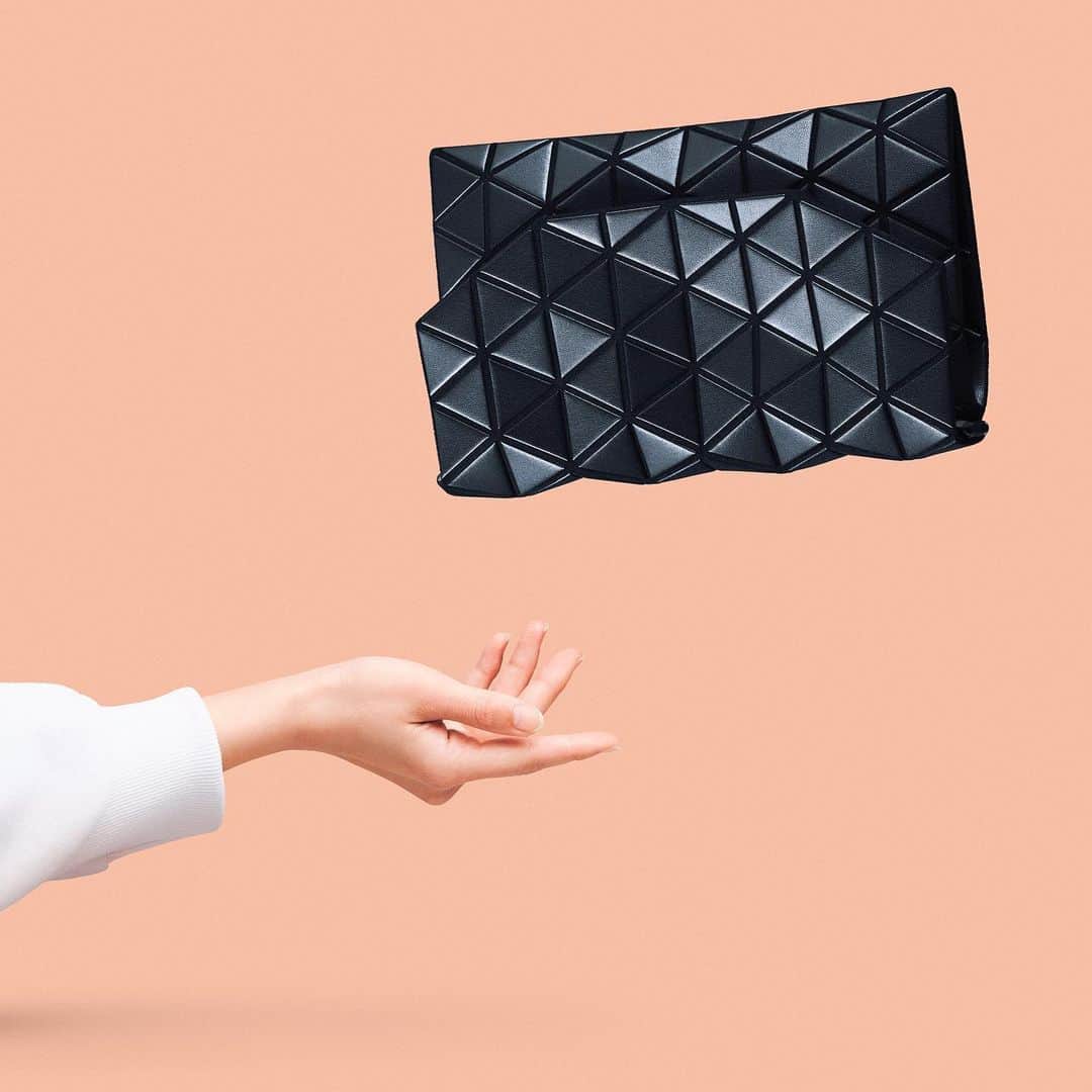 のインスタグラム：「【NEW ITEM】TONNEAU MATTE  RELEASE MONTH February, 2021 *By country RELEASE MONTH may be different.  #baobaoisseymiyake #baobao #isseymiyake #clutchbag #crossbodybag #tonneaumatte #ss21」