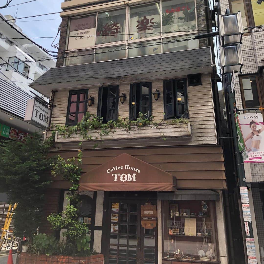 佐藤竜雄のインスタグラム：「先月にTOMが閉店したことを聞きましたが、調布で再開するかもということらしく。グループタック時代、杉井さんや佐藤卓哉さんと時折行ったなあ。 #珈琲専門店tom #代々木 #飛べイサミ」