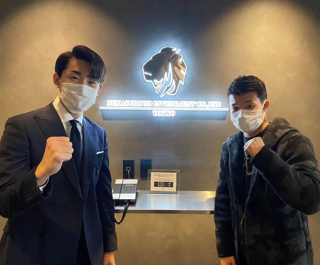 のインスタグラム：「新規スポンサー様！  今日は株式会社ネクサス・プラウド・インベストメント様の会社にご挨拶にいきました。 @nexas_proud_investment_co   ここの会社の代表の石井社長はなんと28歳！すごすぎる！！  今回は新規のスポンサーになってくれることになりました🙇‍♂️  こんな大変な時期やのに応援してもらえて俺は幸せ者です。  俺も負けんと頑張る！  本当にありがとうございます！  今年は日本で試合できると思うので、  必ず勝って恩返しできるように頑張ります💪  #株式会社ネクサスプラウドインベストメント #不動産 #資産運用 #不動産コンサルティング #社長28歳」