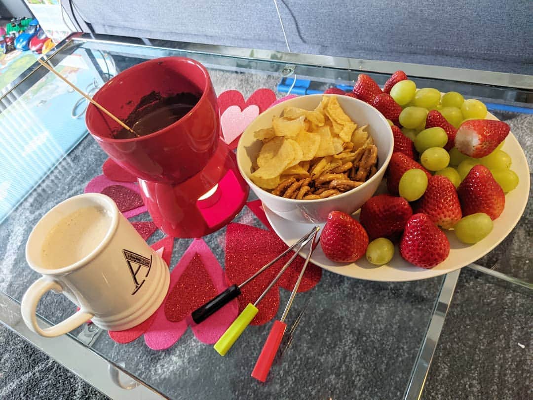 アマルのインスタグラム：「今日は特別な日．．．．じゃないけど🤭とりあえずチョコレートフォンデュやってみた。  Just another quarantine day 😆」