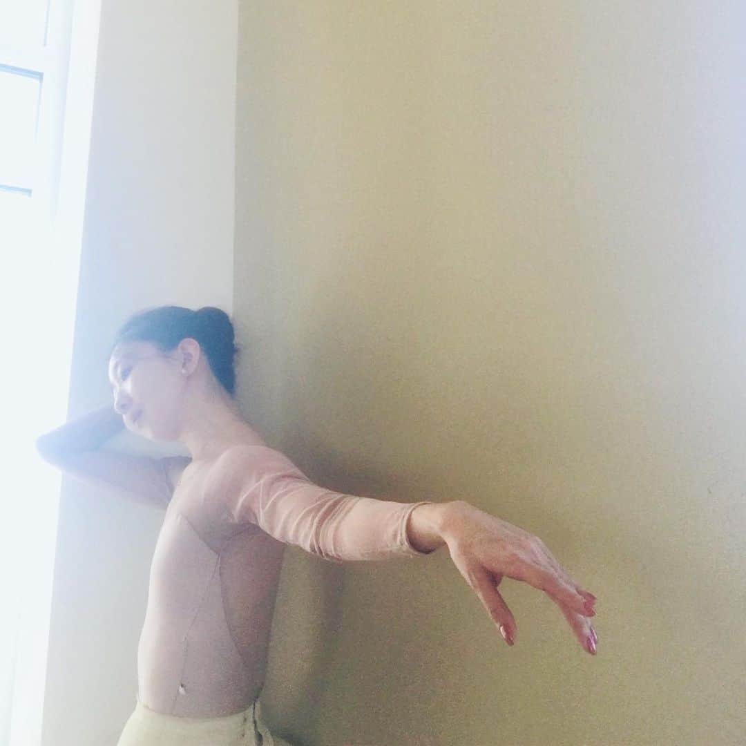 加治屋百合子さんのインスタグラム写真 - (加治屋百合子Instagram)「・ Beautiful @ballerinacouture leotard made by my @nbs_enb classmate, Tina💕  I look like a child in the last photo😳🙈😆  @ballerinacouture の素敵なレオタードはカナダ・ナショナル・バレエ・スクール時代の同級生、ティナが作っています💕  最後の写真は子供みたいですね😳🙈😆  #ballet #ballerina #leotard #ballerinacouture #pretty #comfy #dancer #バレエ #バレリーナ #ダンサー #レオタード」2月2日 14時50分 - yuriko_kajiya