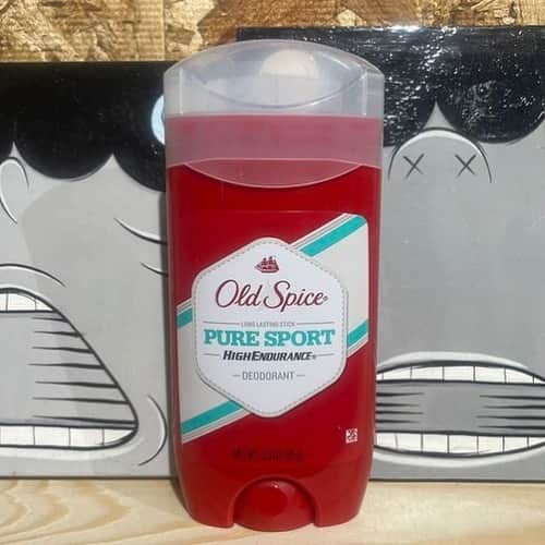 Dickies_projpのインスタグラム：「-OLD SPICE- PURE SPORT (stick deodorant)再入荷しました♫  そういえば、よくクラブとかで店主がレイディにハグとかされてて「イイにおいする〜♫」とか言われているのを見かけているホーミーも多いかと思うんだけど、それはこのOLD SPICEをワキの下に塗っているからなんだ。  そう、フロアで踊って少し汗バンだ明け方でも香りはキープしていてくれる優れ物。この香りをひと言で例えると"メキシコの俳優"って感じな香りかな。  そんなOLD SPICEでも店主オススメなのが、このPURE SPORT。OLD SPICEの中でも1、2を争うくどい香りの爽やかさ！そしてモノ自体が白いヴァージョンのモノではないので脇毛が白くなりません！(これかなり大事。笑)  特に冬場の方が隠れ汗でオイニーがアレしちゃったりするので冬場のこの時期に是非！  プロフィールLINKにあるweb shopより購入も可能ですので宜しくお願いします♬  そんなこんなで本日2/2(火)17時〜20時で渋谷生業やーて〼ので宜しくお願いします♬  ↓店舗情報↓  Select&Vintage shop 渋谷生業  渋谷区神南1-11-5 304 03-6427-8751  営業時間/火、水、木の17時〜20時  上記日時以外での来店は、予約制での受付けとなりますのでDMにてアポイントお願いします。  #渋谷生業 #ナリワイやーて〼 #古着屋 #vintageshop #渋谷 #原宿 #神南 #古着」