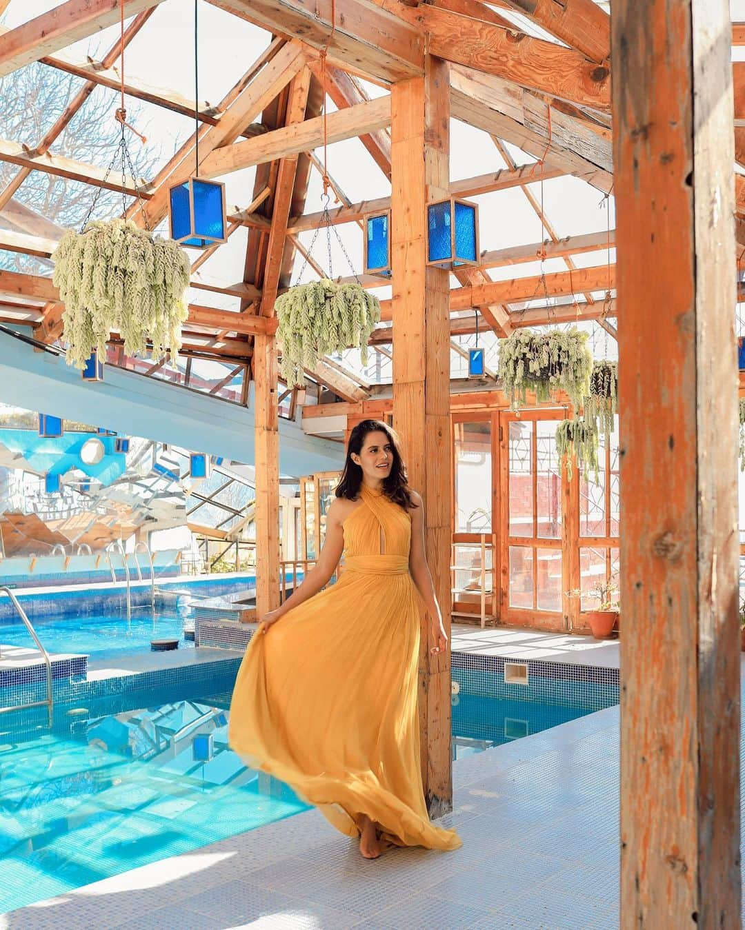 Aakriti Ranaさんのインスタグラム写真 - (Aakriti RanaInstagram)「One of the most beautiful pools I’ve ever seen in India. Visited this gorgeous property with wooden cabins surrounded by thick tall trees/ mountains and a revolving restaurant near Shimla called @chalets.naldehra 🤍 Stay tuned for a tour 😋  Outfit from @swateesinghlabel   #aakritirana #pool #travelblogger #shimla #himachal #wooden #cabin #woods #indiantravelblogger #gown #wanderlust #lookbook #swimmingpool」2月2日 14時54分 - aakritiranaofficial