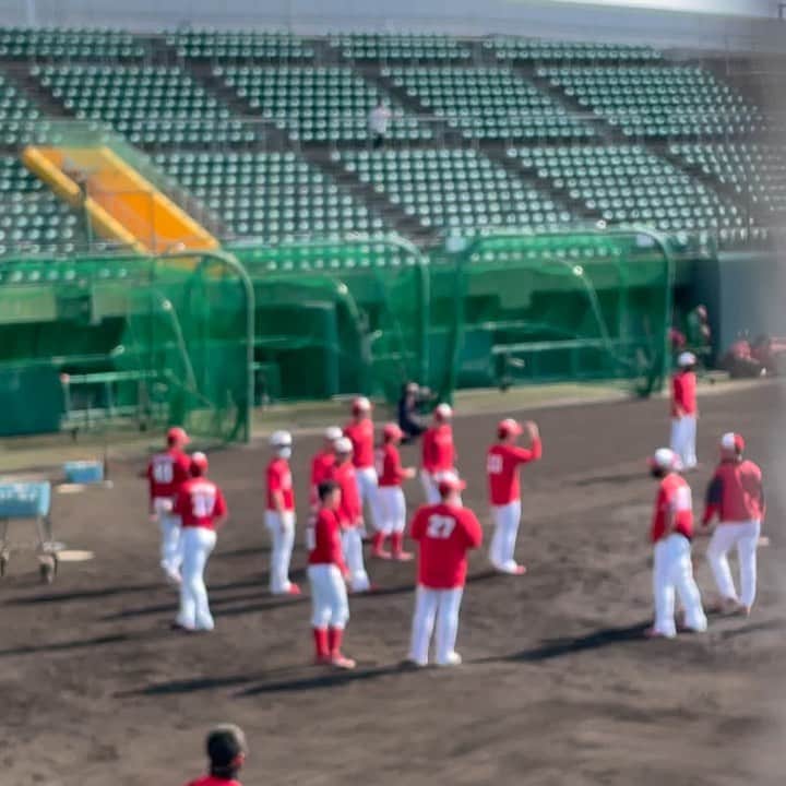 RCC中国放送「ＲＣＣスポーツ」のインスタグラム：「帽子のツバが真っ直ぐになっていく選手たち。 #矢野雅哉 #野間峻祥 #會澤プロデュースストレートキャップ　#b系増殖中　#カープキャンプ情報番外編　#イマナマでは流れません　#プロ後輩 #沖縄キャンプ #帽子のツバ反ったヤツ」
