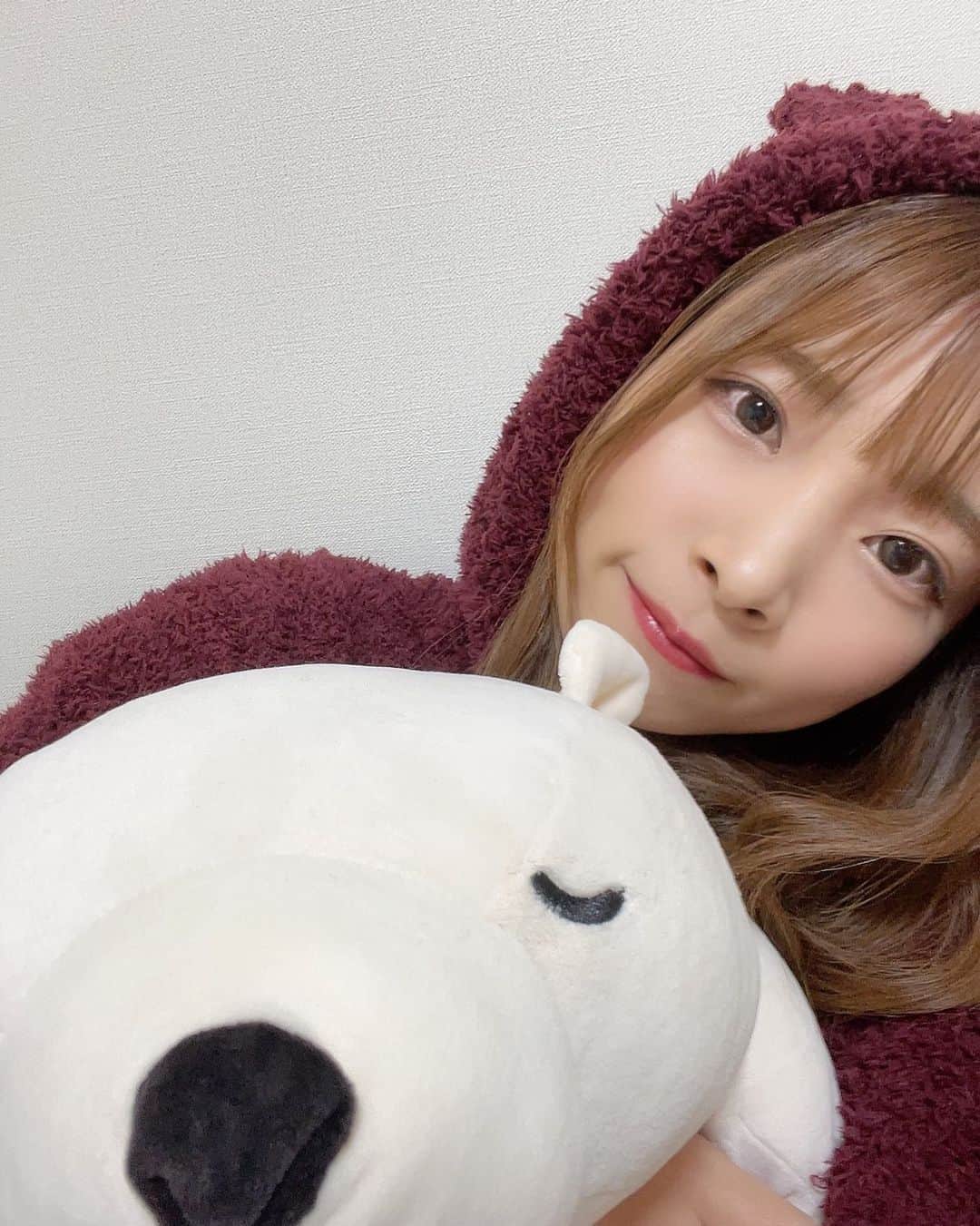 高橋みのりのインスタグラム：「前に撮ったクマとクマ  僕の好物はサーモン🐻  よろしくね🐻  #ラストアイドル #高橋みのり #部屋着 #パジャマ」