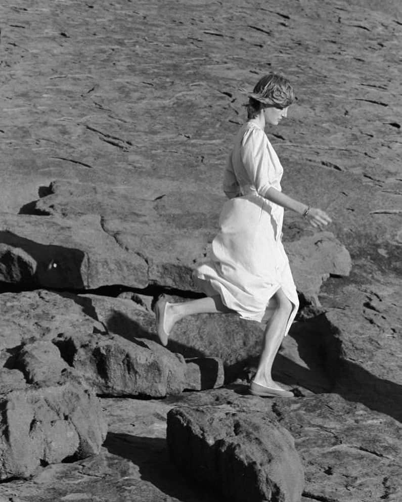 Meganのインスタグラム：「Princess Diana at Uluru, 1983 ☀️  . . . . #princessdiana #peoplesprincess #diana #uluru」